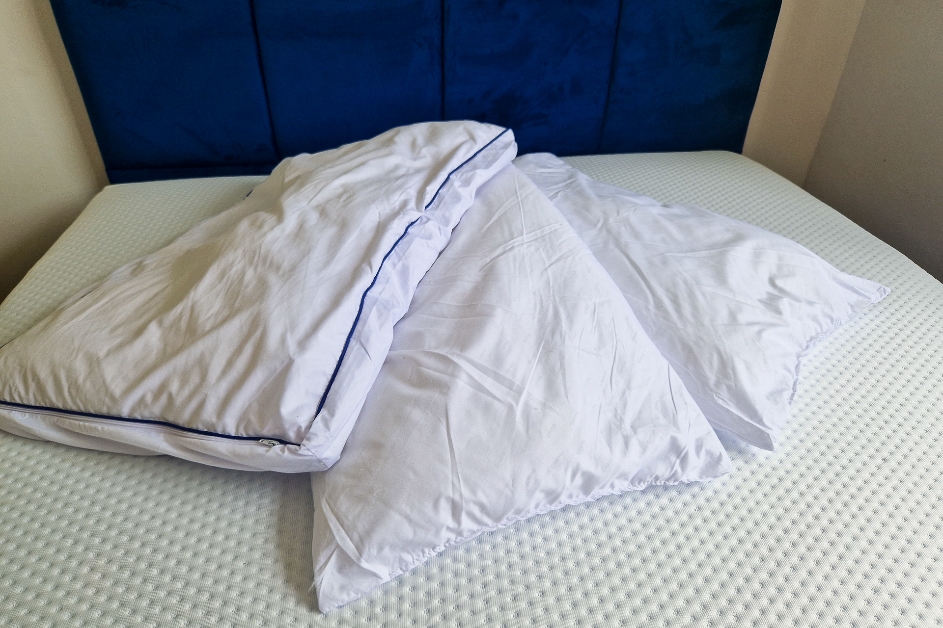 Lagen van het Emma wolkenkussen uitgespreid op bed